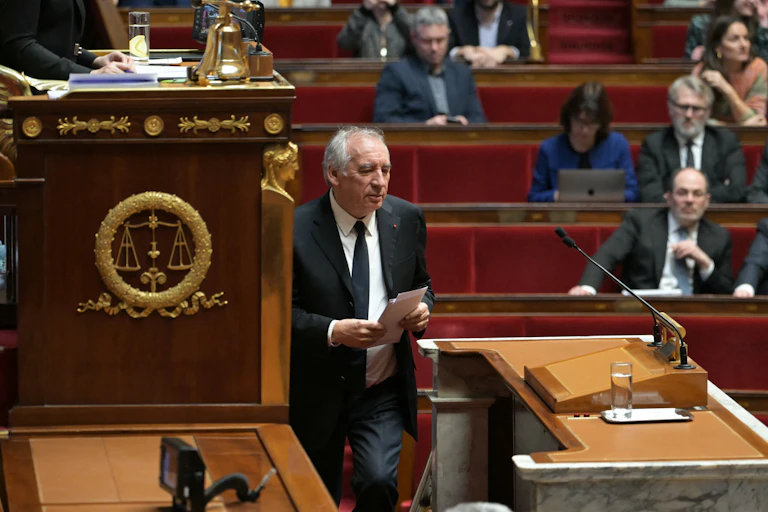 Le Premier ministre François Bayrou marche avec son discours à la main pour rejoindre la tribune de l'Assemblée nationale à Paris le 3 février 2025.