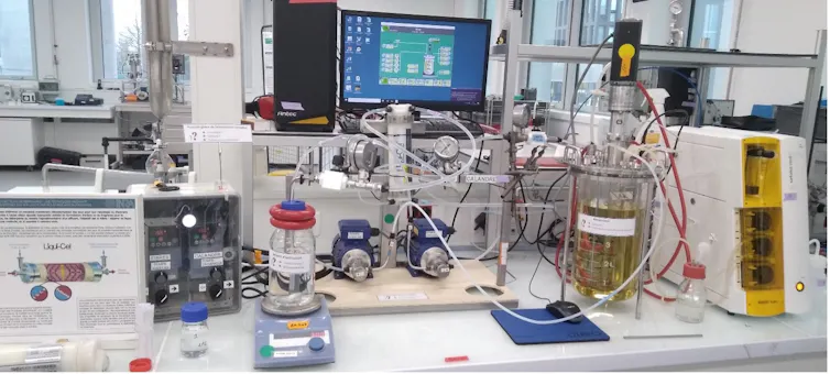 Système de fermentation extractive utilisant un bioréacteur et un contacteur membranaire.