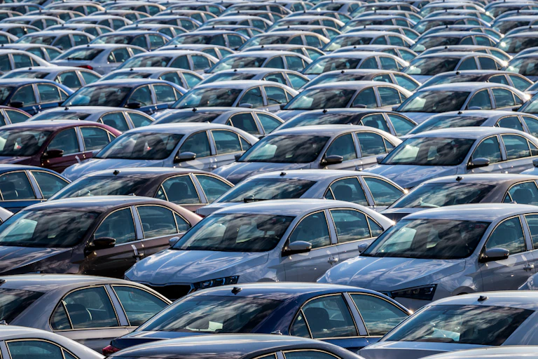 des voitures sur un parking avec un effet graphique qui évoque une vague