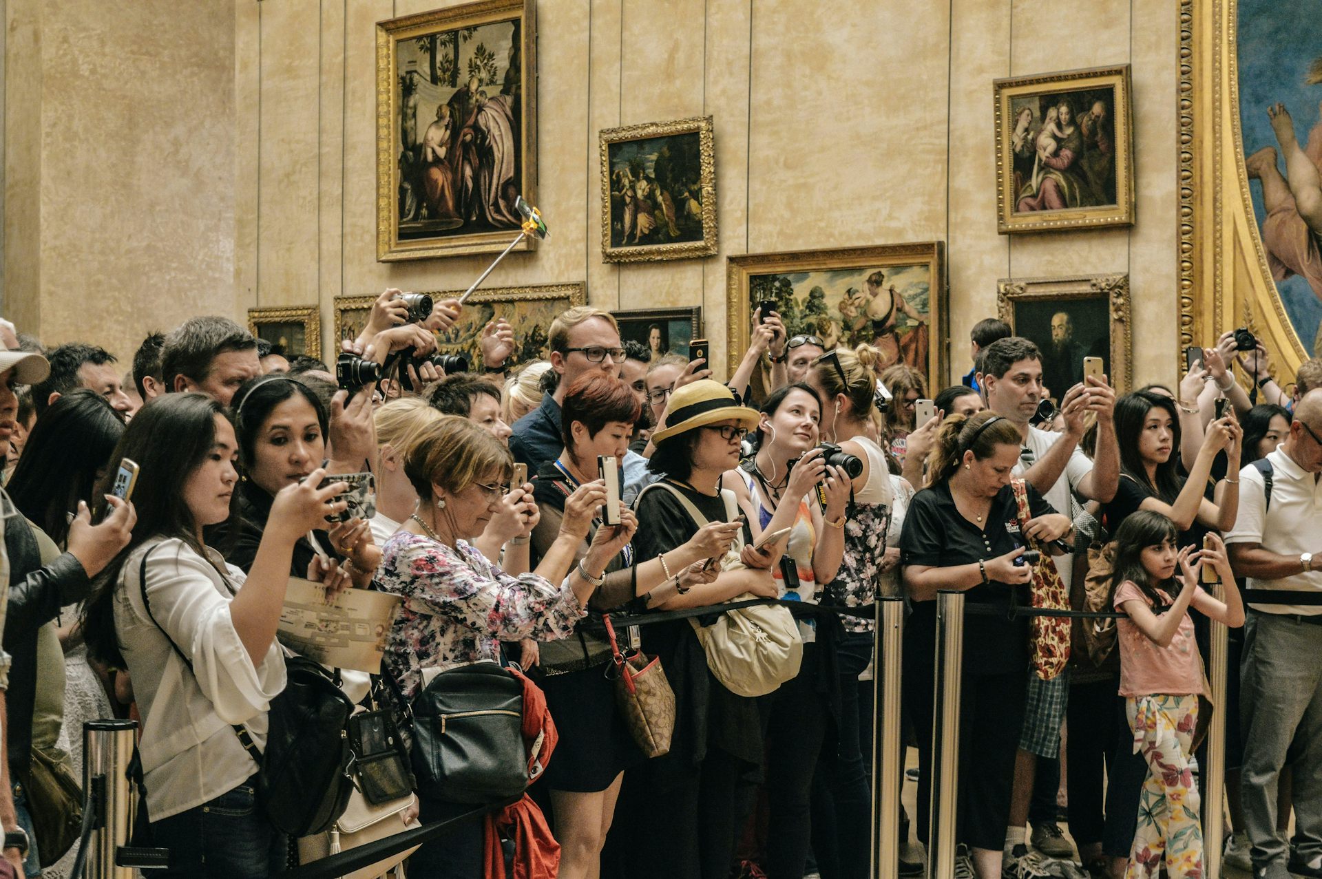 Une foule compacte prend des photos au sein d'une salle du musée du Louvre, à Paris.