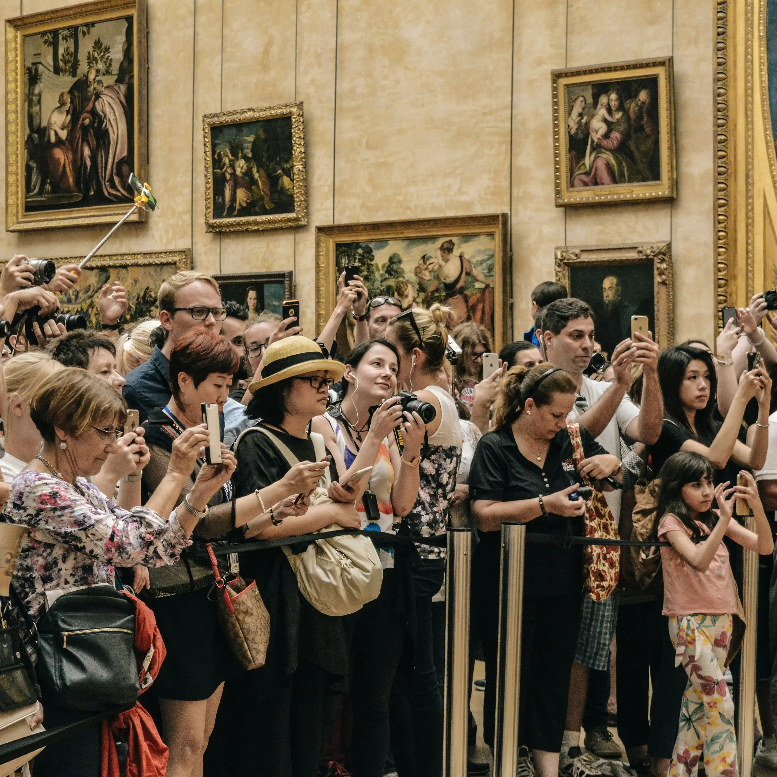 Une foule compacte prend des photos au sein d'une salle du musée du Louvre, à Paris.