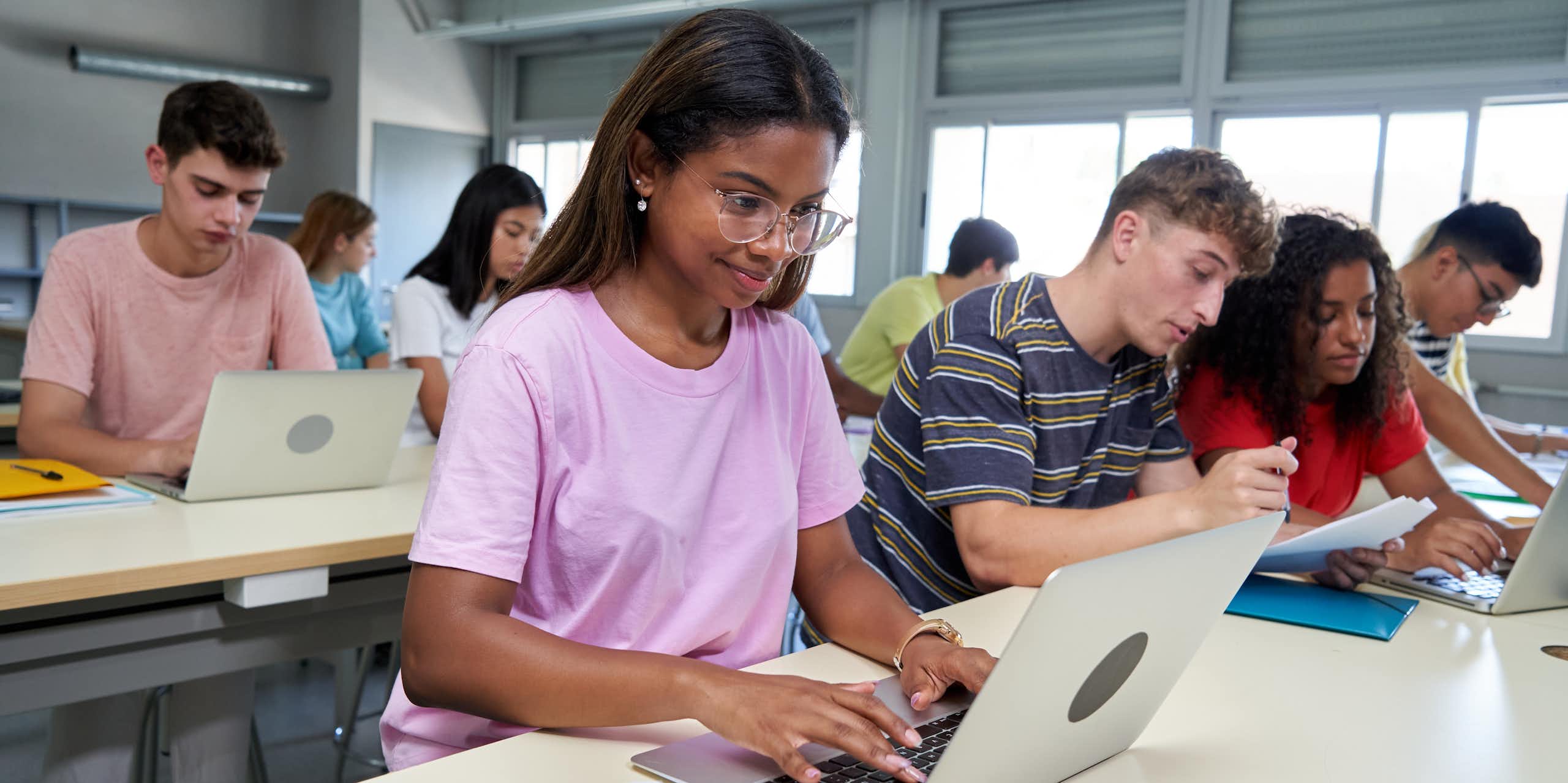 ¿Se puede limitar el uso de pantallas y alfabetizar digitalmente en las escuelas?