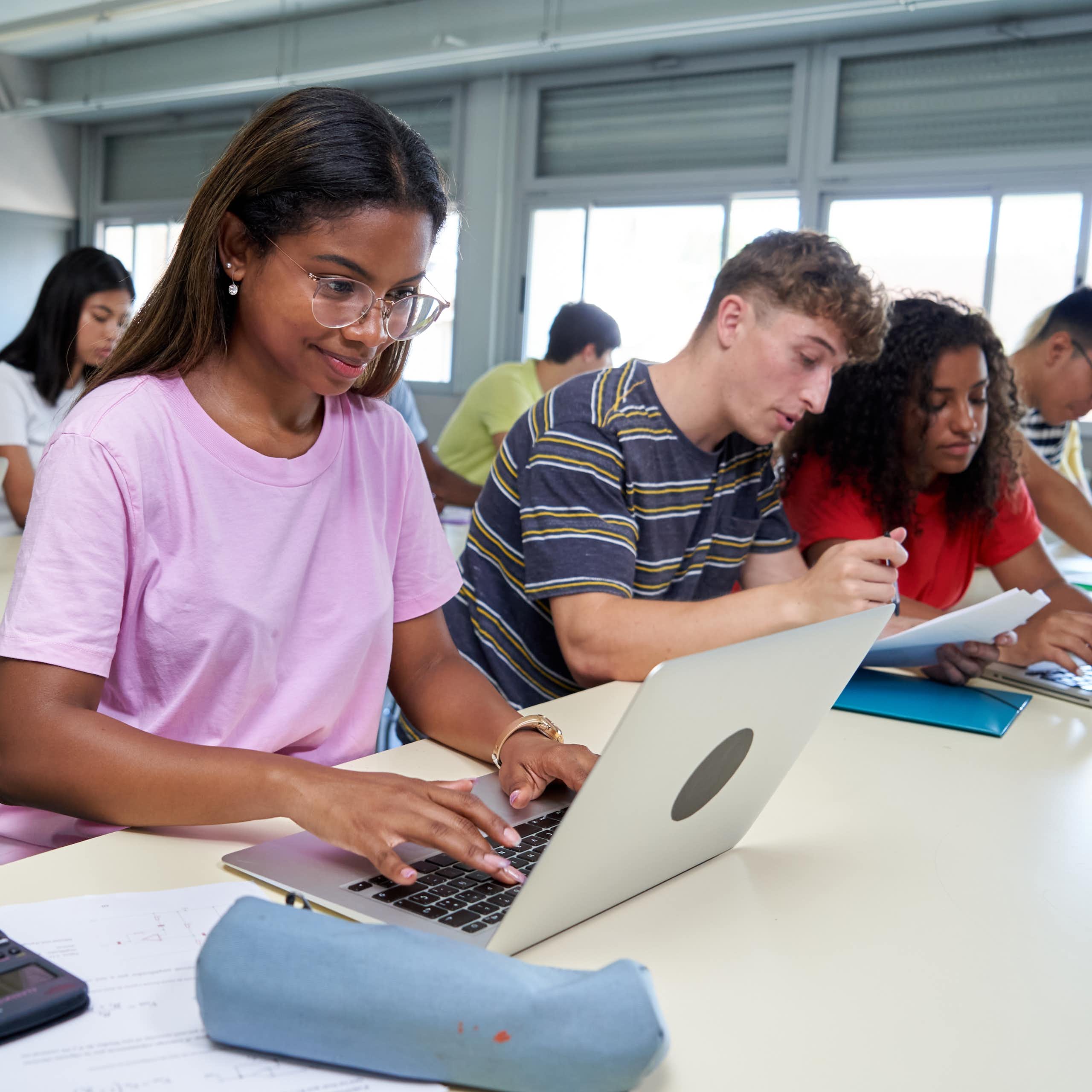 ¿Se puede limitar el uso de pantallas y alfabetizar digitalmente en las escuelas?