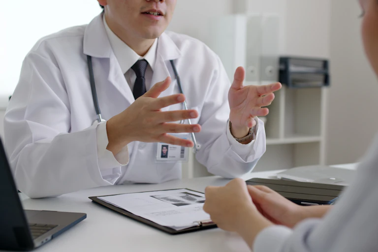 Dokter memberikan rujukan kepada pasien dengan sejumlah pertimbangan.