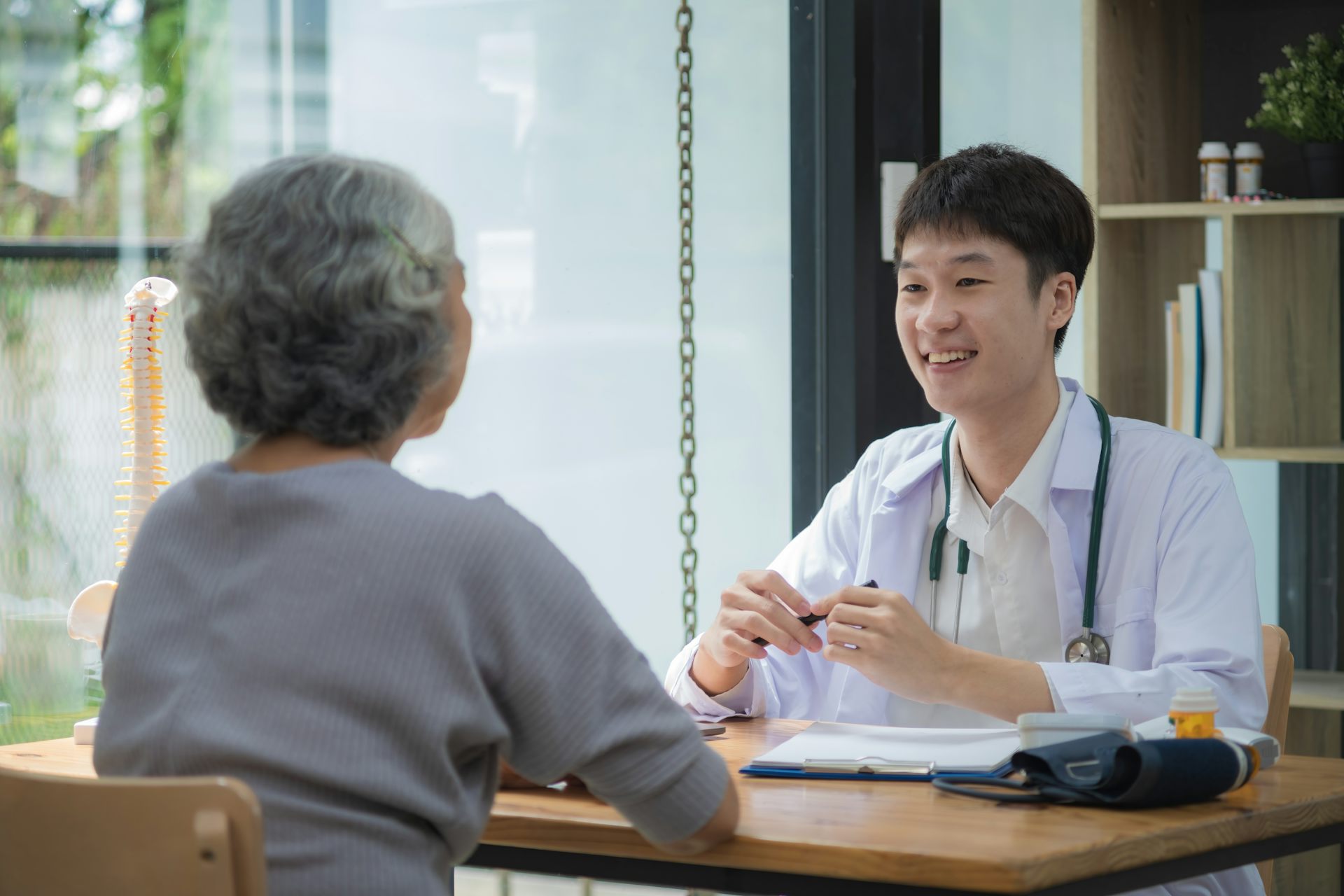 Cara berkomunikasi yang baik bisa meningkatkan kepercayaan pasien terhadap arahan yang diberikan dokter.
