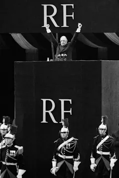 Le général de Gaulle les bras levés en l’air en signe de victoire lors d’un meeting, place de la République à Paris, le 4 septembre 1958