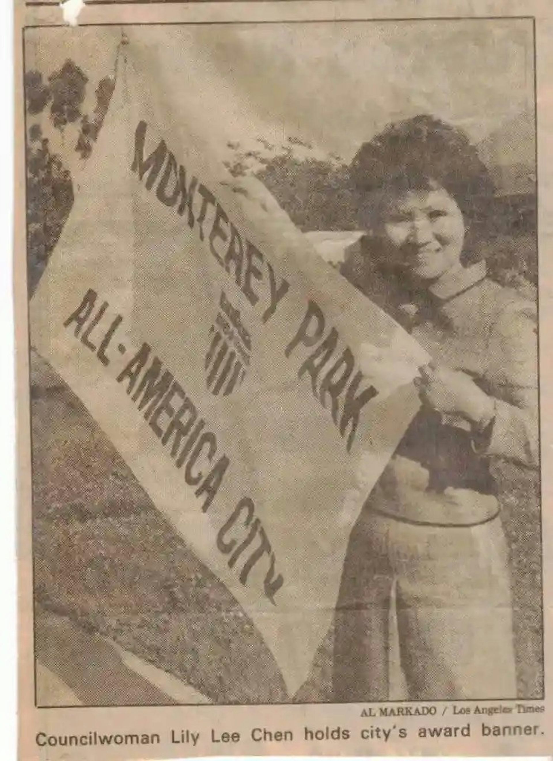 Mujeres de tragamonedas de periódicos en blanco y negro que posee un letrero que dice 