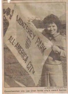 A medida que los inmigrantes asiáticos en los Estados Unidos se resistieron a asimilar, creando un suburbio estadounidense animado 3 Mujeres de tragamonedas de periódicos en blanco y negro que posee un letrero que dice