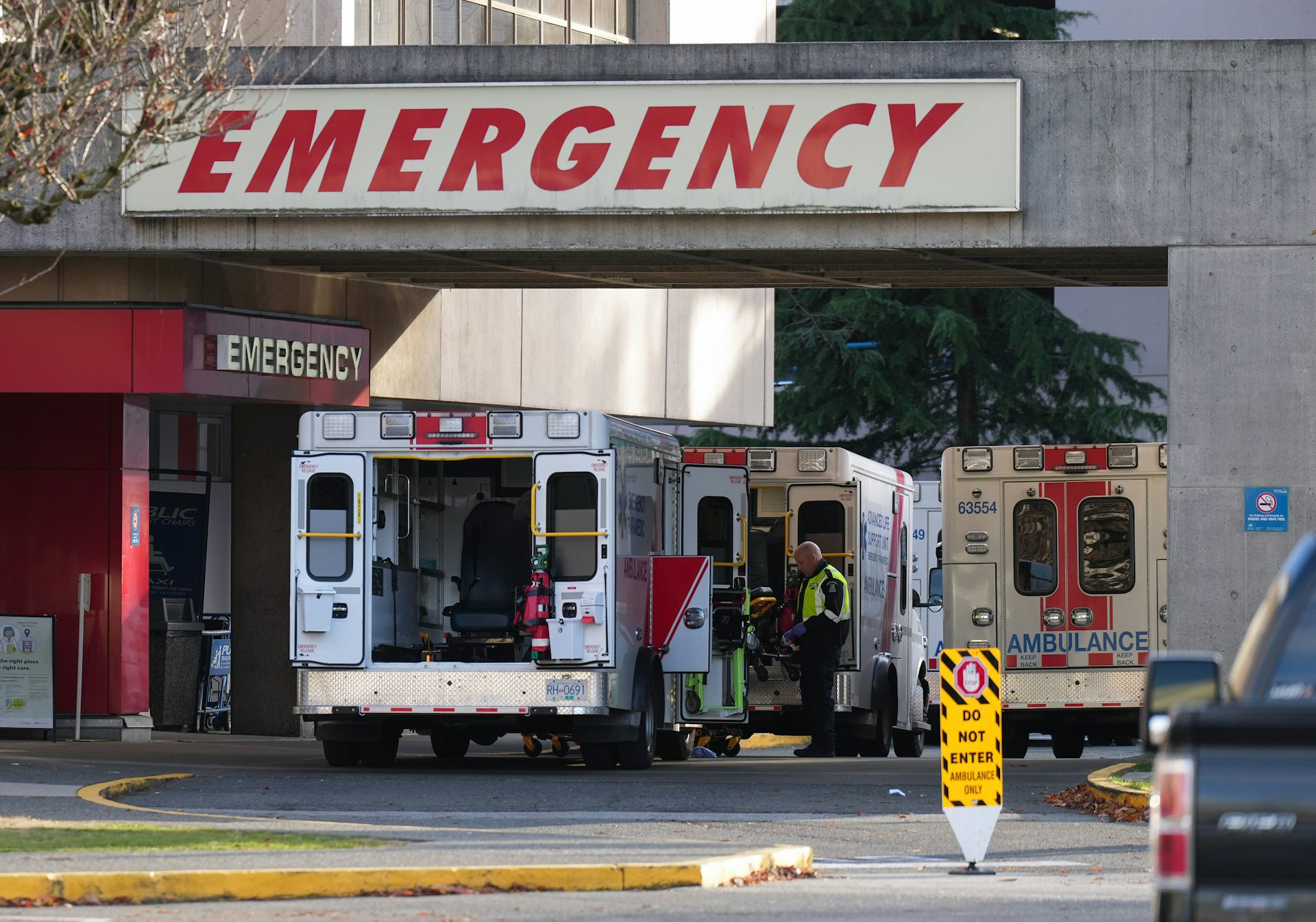 Las clínicas están estacionadas bajo grandes emergencias del letrero.