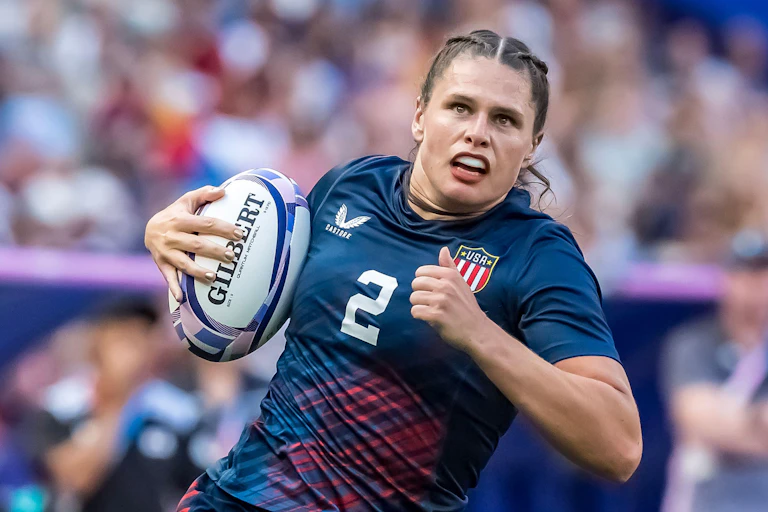 Ilona Maher running with rugby ball in arms