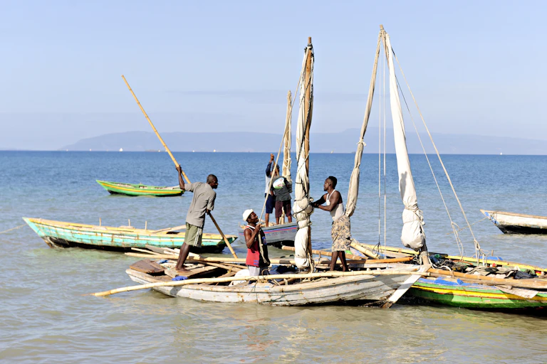 Des pêcheurs haïtiens se préparent à une journée de pêche au large de Saintard, en Haïti en mars 2016.