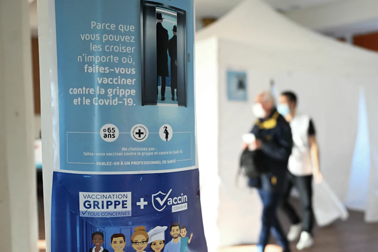 Une personne quitte un centre de vaccination contre la grippe, à Nancy, en Lorraine, après avoir reçu une dose de vaccin antigrippal.