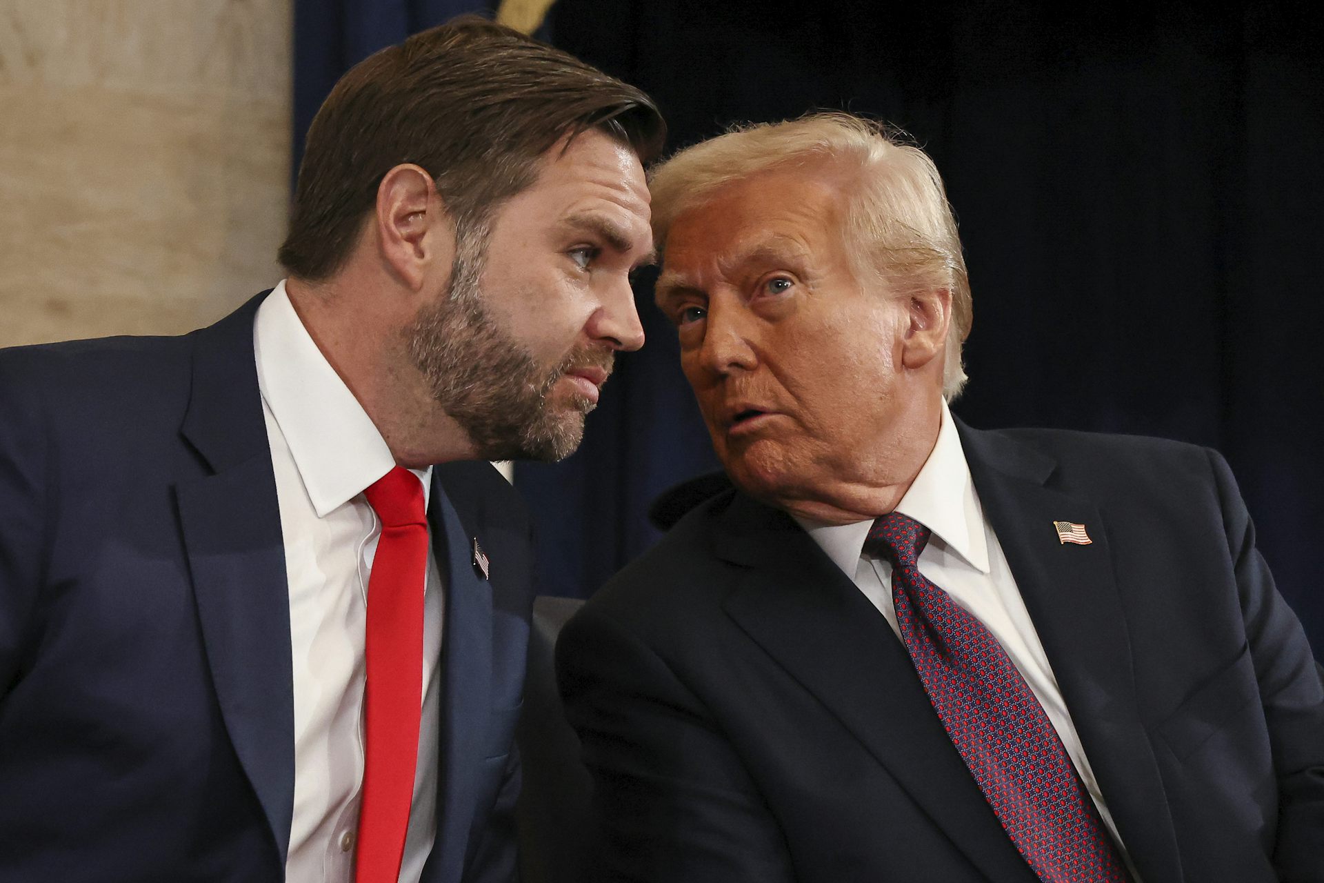 El hombre mayor con un aleteo gris azulado se basa en el hombre más joven de un hombre oscuro.