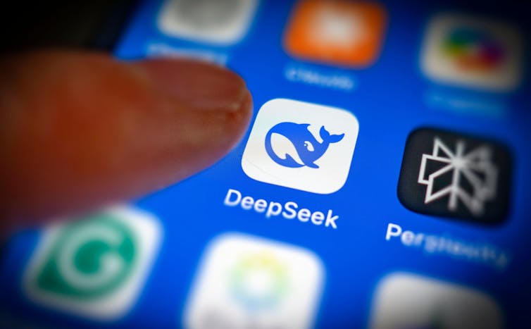 Dedo sobre o smartphone mostrando o logotipo do DeepSeek.