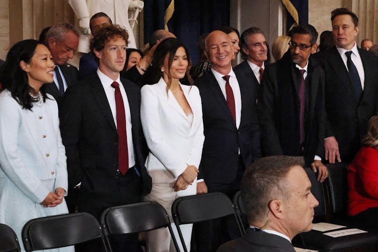 O fundador da Meta, Mark Zuckerberg, o fundador da Amazon, Jeff Bezos, o CEO do Google, Sundar Pichai, e o CEO da Tesla, Elon Musk, assistem à posse de Donald Trump
