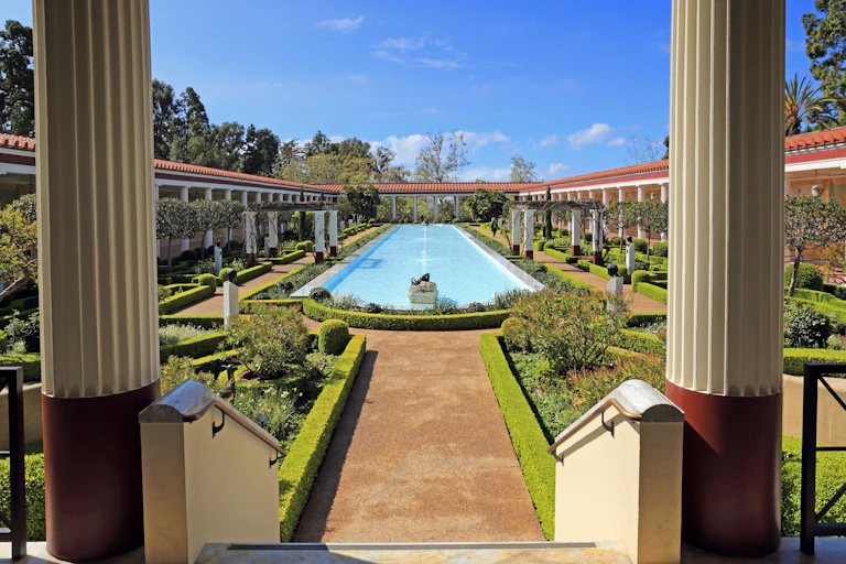 Patio de la villa Getty rodeado de columnas.