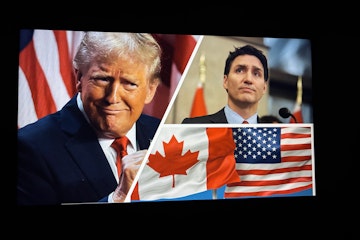 螢幕上顯示唐納德·川普和賈斯汀·特魯多,以及美國和加拿大國旗。