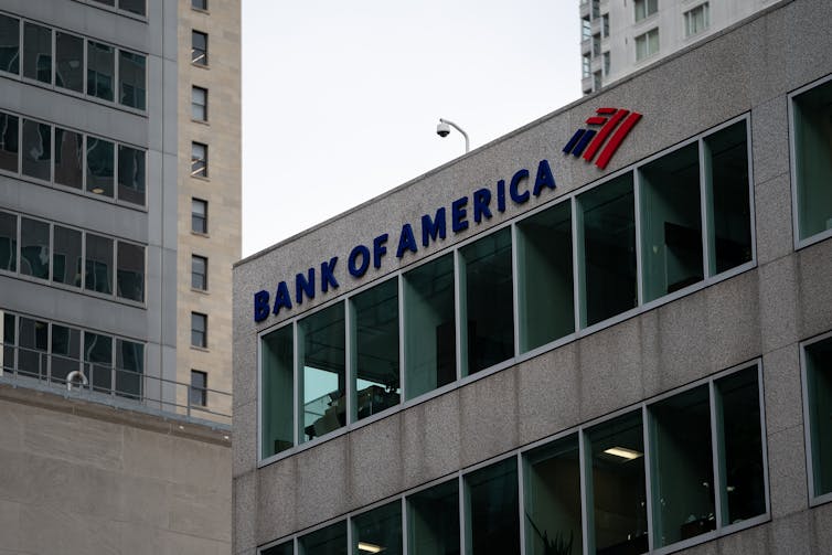 America Bank logotipo en el edificio en el distrito financiero de Toront.