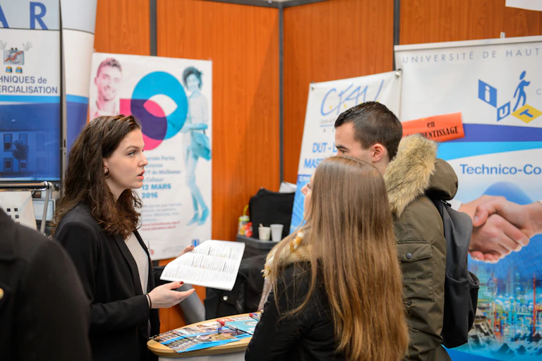 Des lycéens s'informent sur le stand d'un salon d'orientation