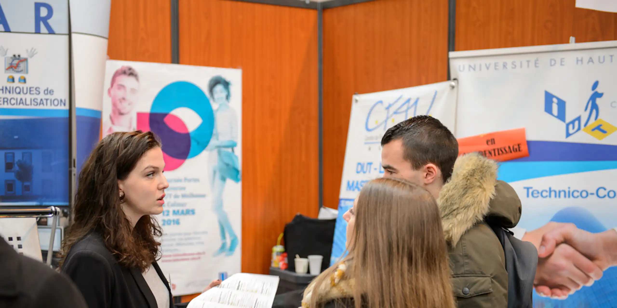 Des lycéens s'informent sur le stand d'un salon d'orientation