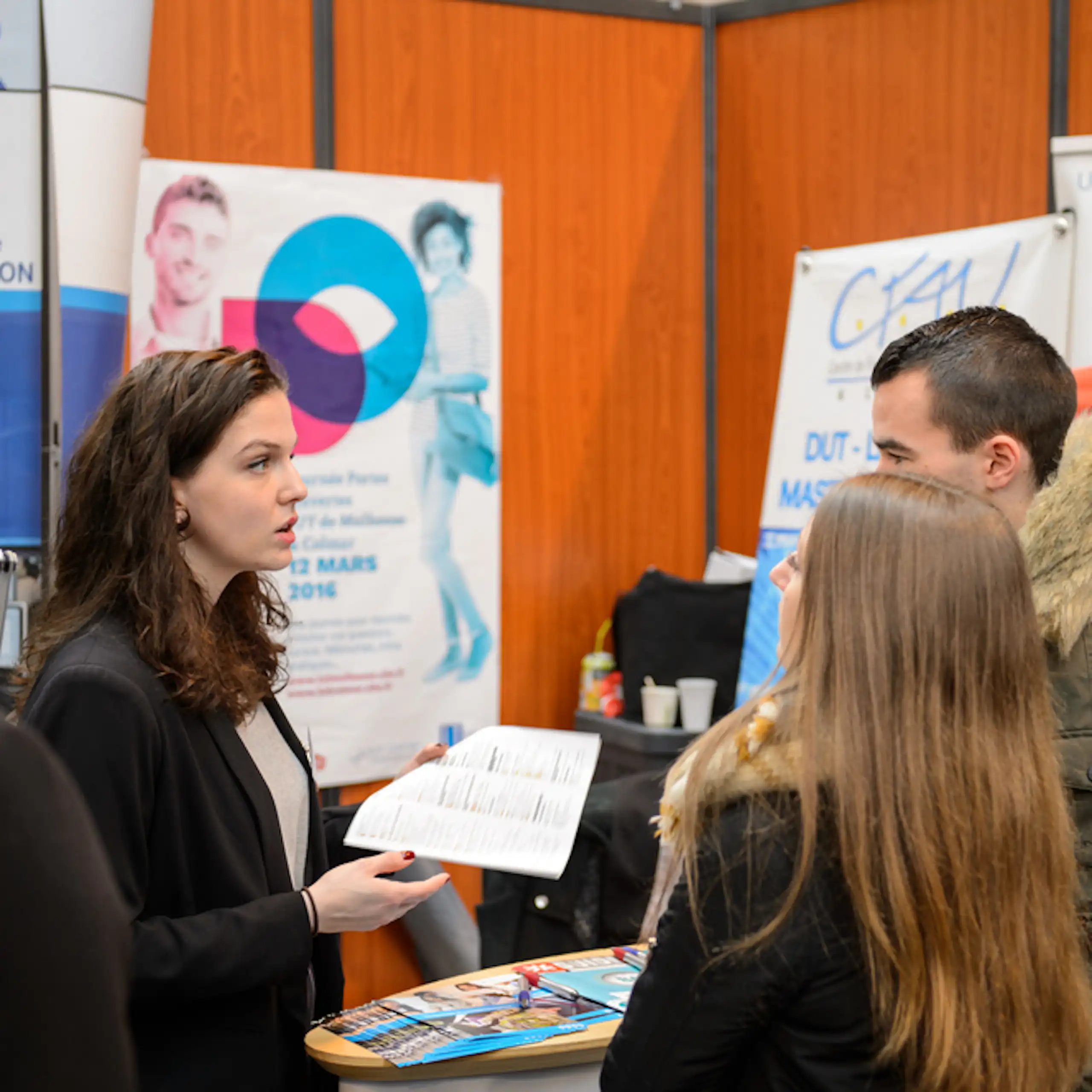 Des lycéens s'informent sur le stand d'un salon d'orientation