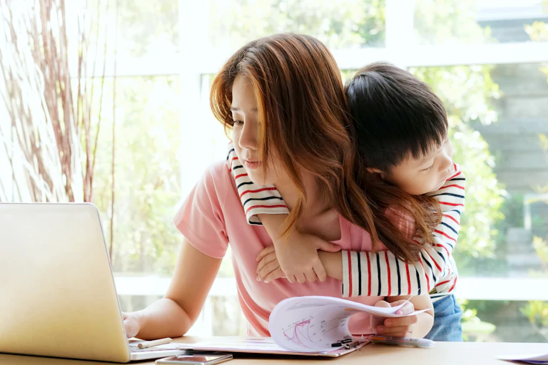 Beberapa kandidar PhD yang bekerja penuh waktu, bahkan juga memiliki tanggung jawab lain, seperti menjadi ibu rumah tangga.