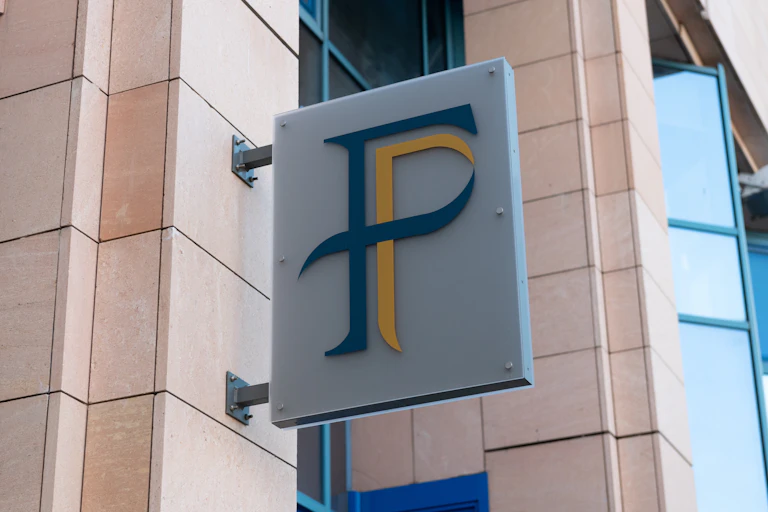le logo d'un centre de finances publiques à Toulon