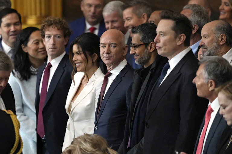 On voit Mark Zuckerberg (Meta) Jeff Bezos (Amazon) et Elon Musk (X) alignés en rang lors de la cérémonie d'investiture de Donald Trump, à Washington, le 20 janvier 2025.