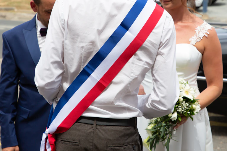Couple de mariés devant un maire
