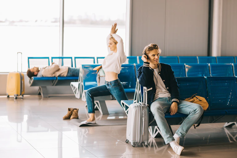 Mulher praticando ioga enquanto espera um voo no terminal do aeroporto