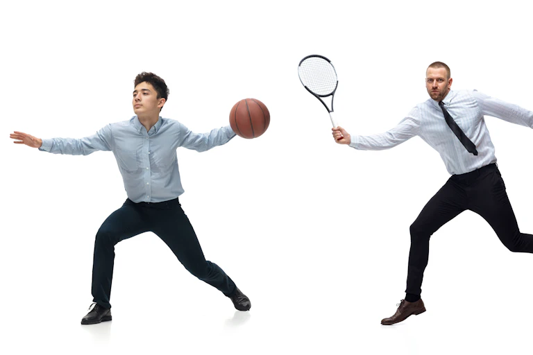 Des salariés en costume jouent au sport.