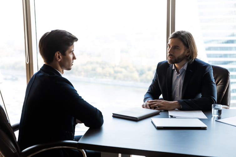 Dos hombres que tienen una cita en la oficina