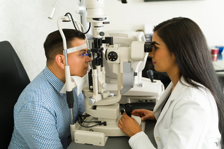 personne fait un examen de la vue