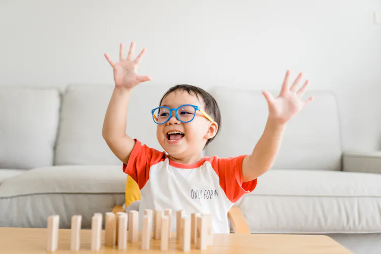 jeune enfant avec des lunettes