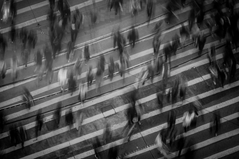 Une photo accélérée d'une foule de gens, se croisant, sans se regarder.