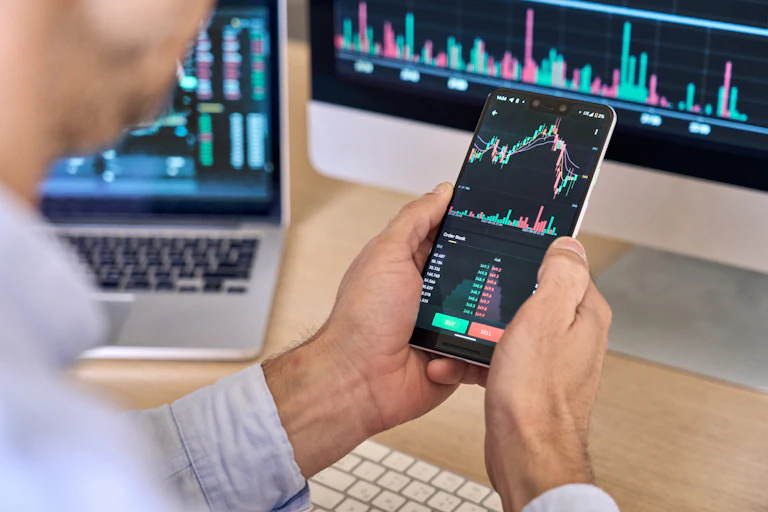 Un homme regarde une application banquaire sur son portable.
