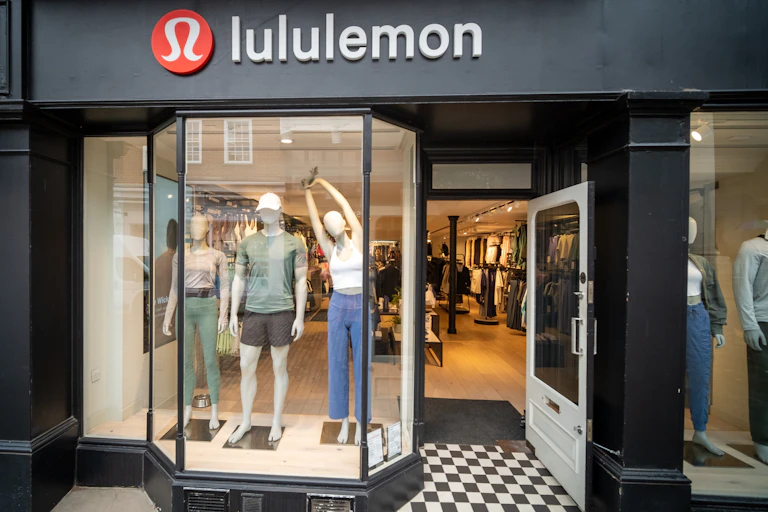 Une photo de la vitrine d'un magasin Lululemon
