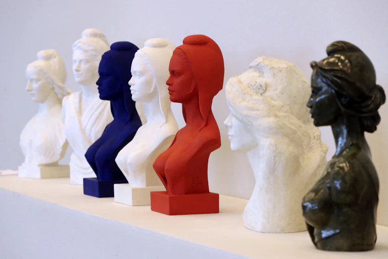 Des bustes de Marianne de plusieurs couleurs alignés sont exposés lors du 100e congrès des maires de France, le 21 novembre 2017 à Paris.