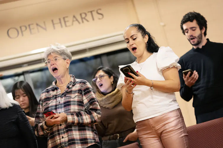 La gente canta, algunos de los teléfonos.