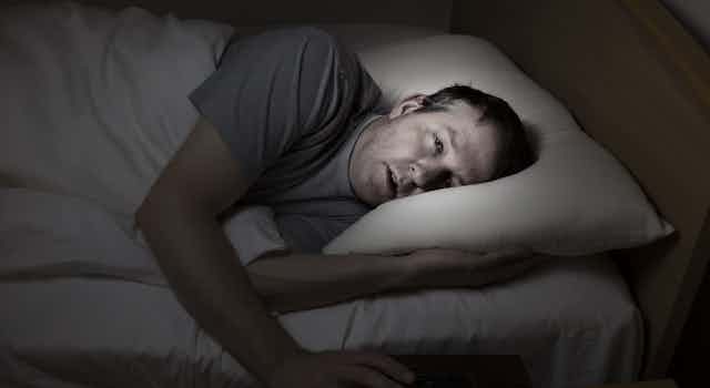 Qué puede pasarme si duermo con los ojos abiertos?