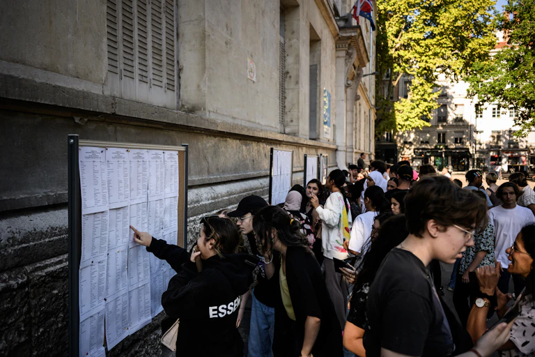 Des élèves vérifient leurs résultats de bac au lycée Edouard Herriot à Lyon, en juillet 2022.