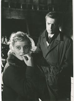 Maria Schell y Marcello Mastroianni en una scena de _Noches blancas_, film del 1957 de Luchino Visconti.