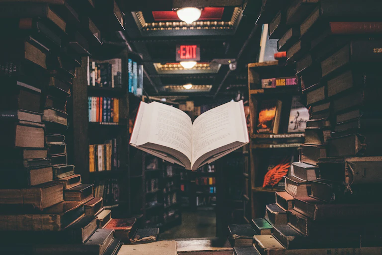 Un livre volant dans une bibliothèque