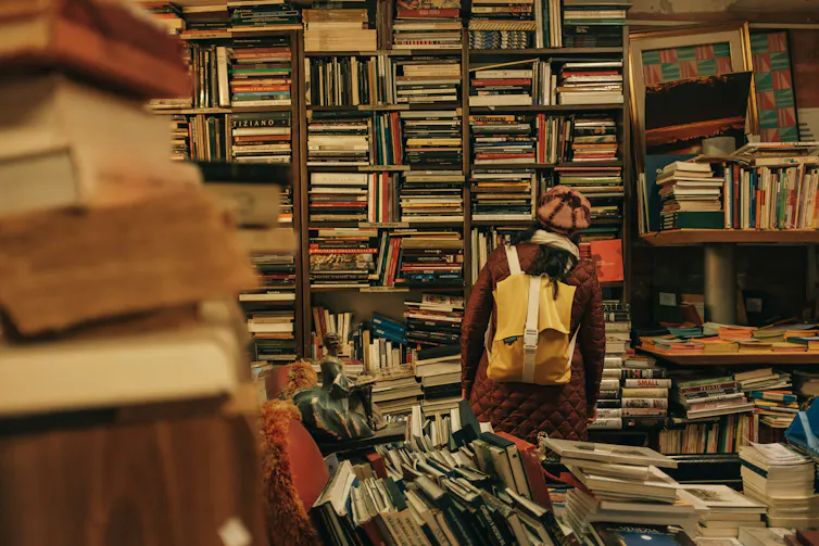 Personne musant dans une bibliothèque