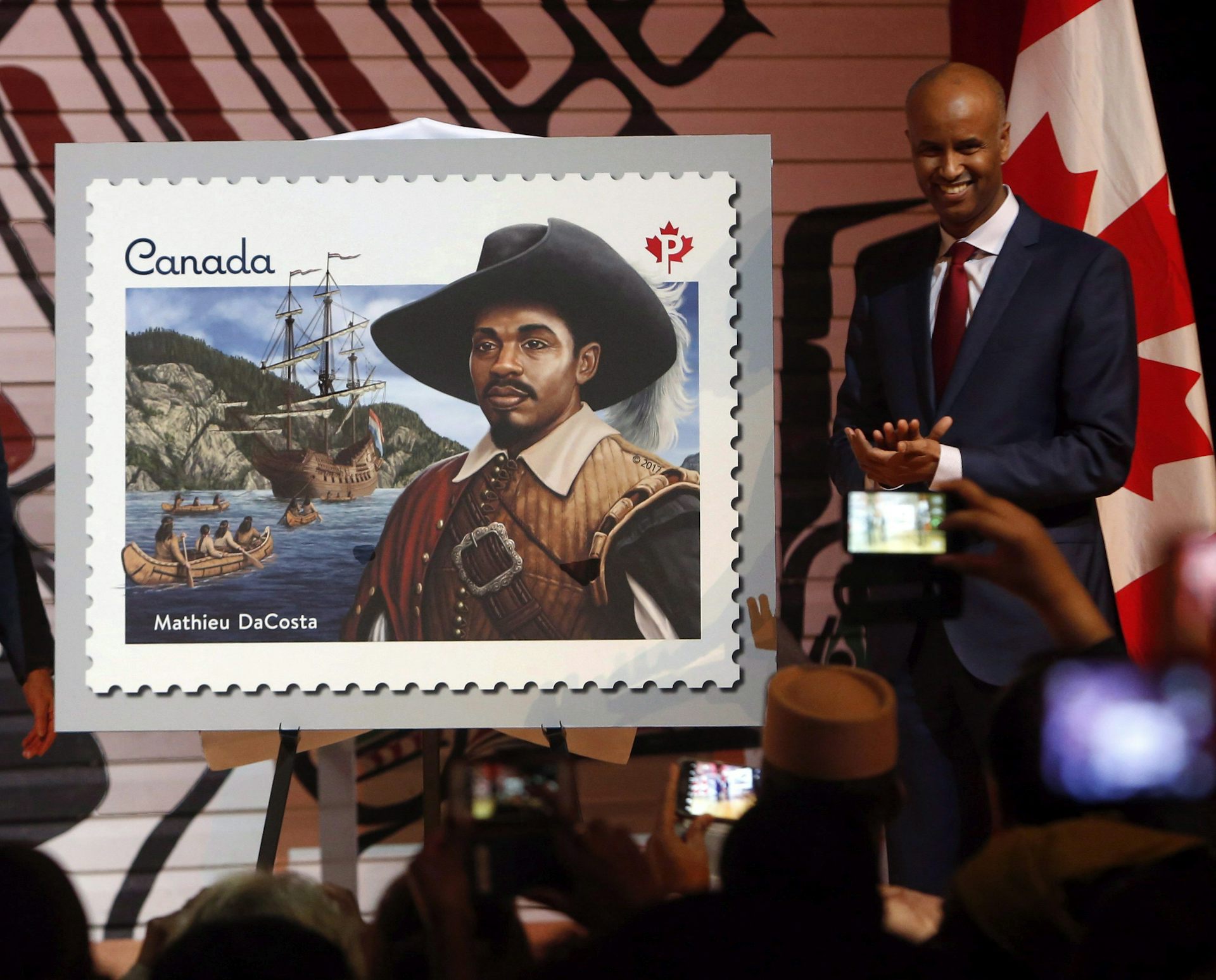 El sello con un hombre negro con el sombrero de disquete Centuri Black presentó a un hombre negro en el traje.