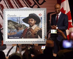 Cambiar a la luna de la historia negra según las historias inclusivas en las escuelas secundarias Quebec 1 El sello con un hombre negro con el sombrero de disquete Centuri Black presentó a un hombre negro en el traje.