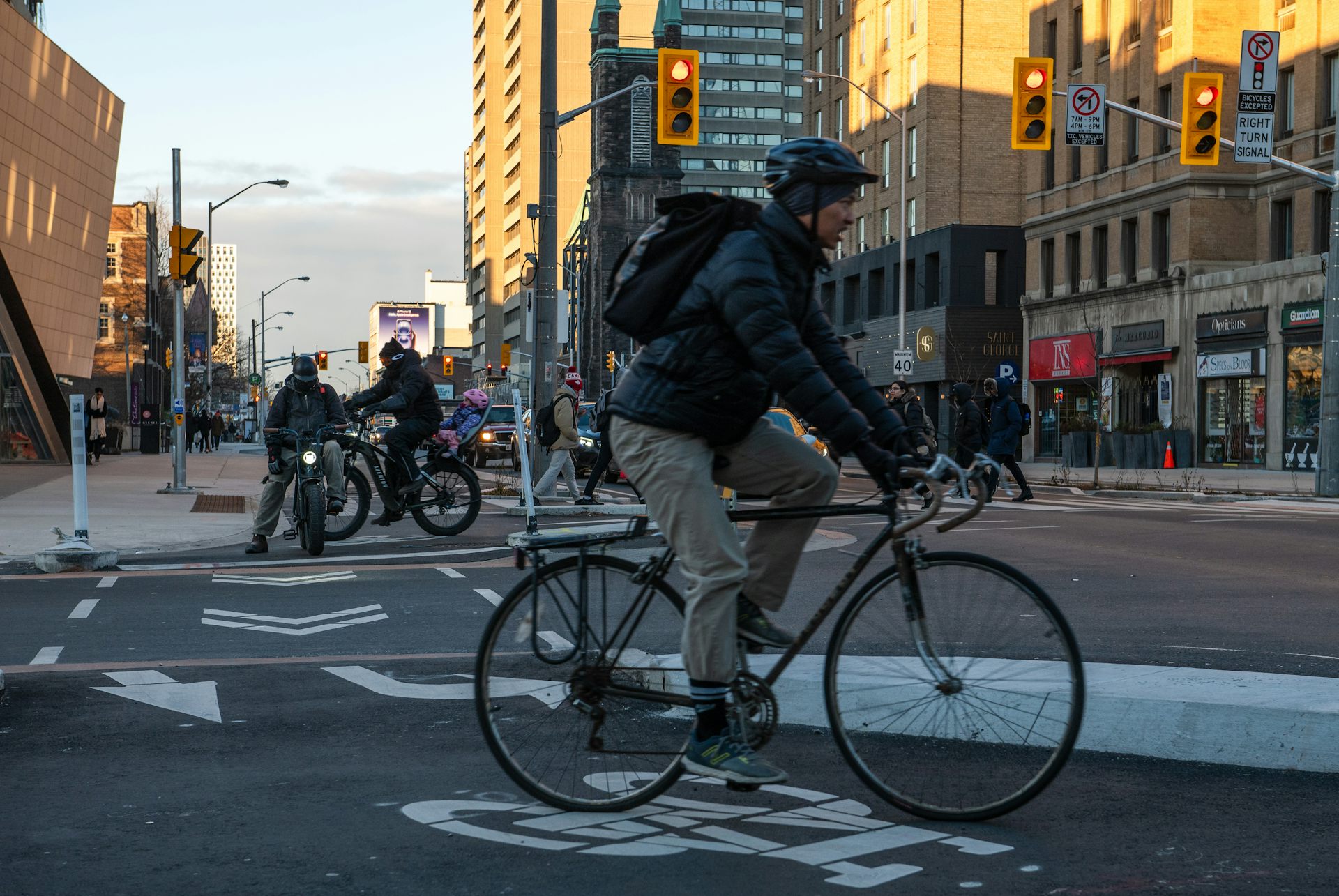 Los ciclistas conducen en un carril para bicicletas cerca de la sección
