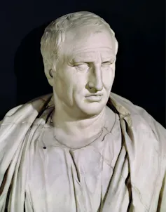 Busto de un hombre en mármol.