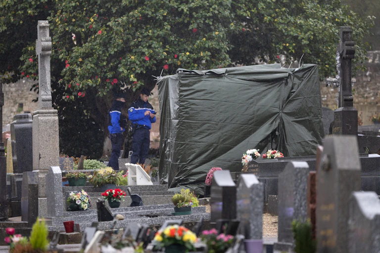 Policiers postés sur la tombe de Jean Marie Le Pen