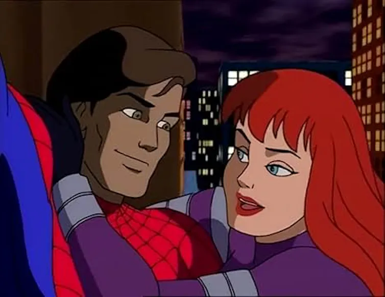 Spider-Man, con la cara descubierta, vuela abrazado a una mujer pelirroja.